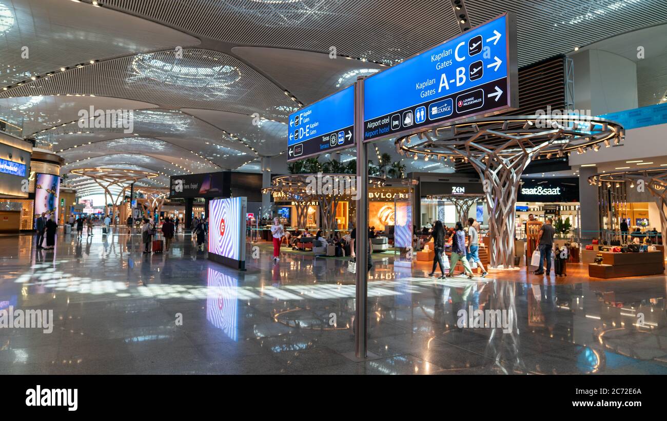 Istanbul, Türkei - Juli 2019: Innenansicht mit einer Beschilderung, die die Flugtore am Flughafen New Istanbul zeigt Stockfoto