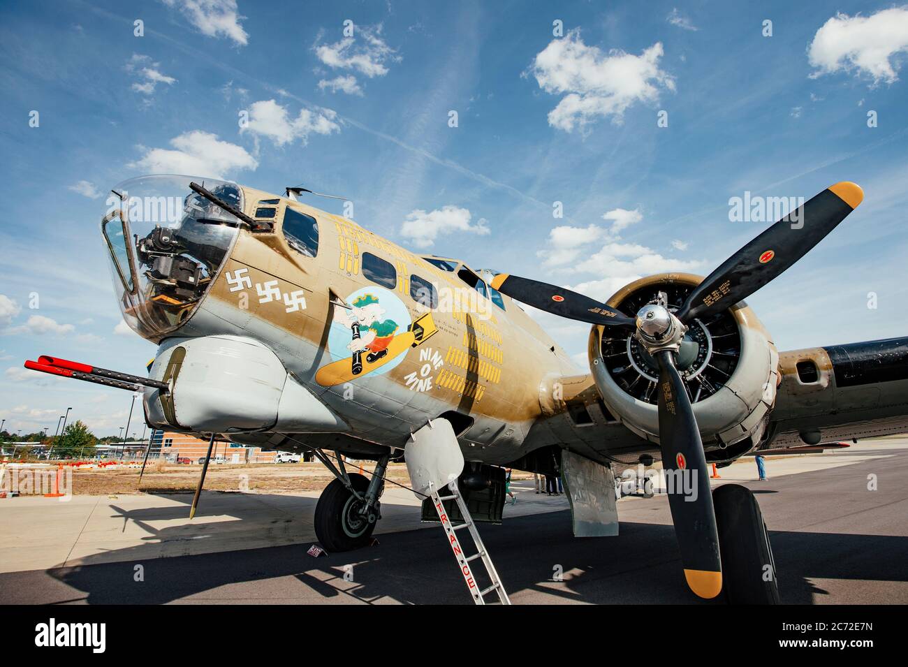 B-17 Flying Fortress ein schwerer Bomber aus dem Zweiten Weltkrieg, der Nasenkunst auf statischer Ausstellung zeigt. Stockfoto
