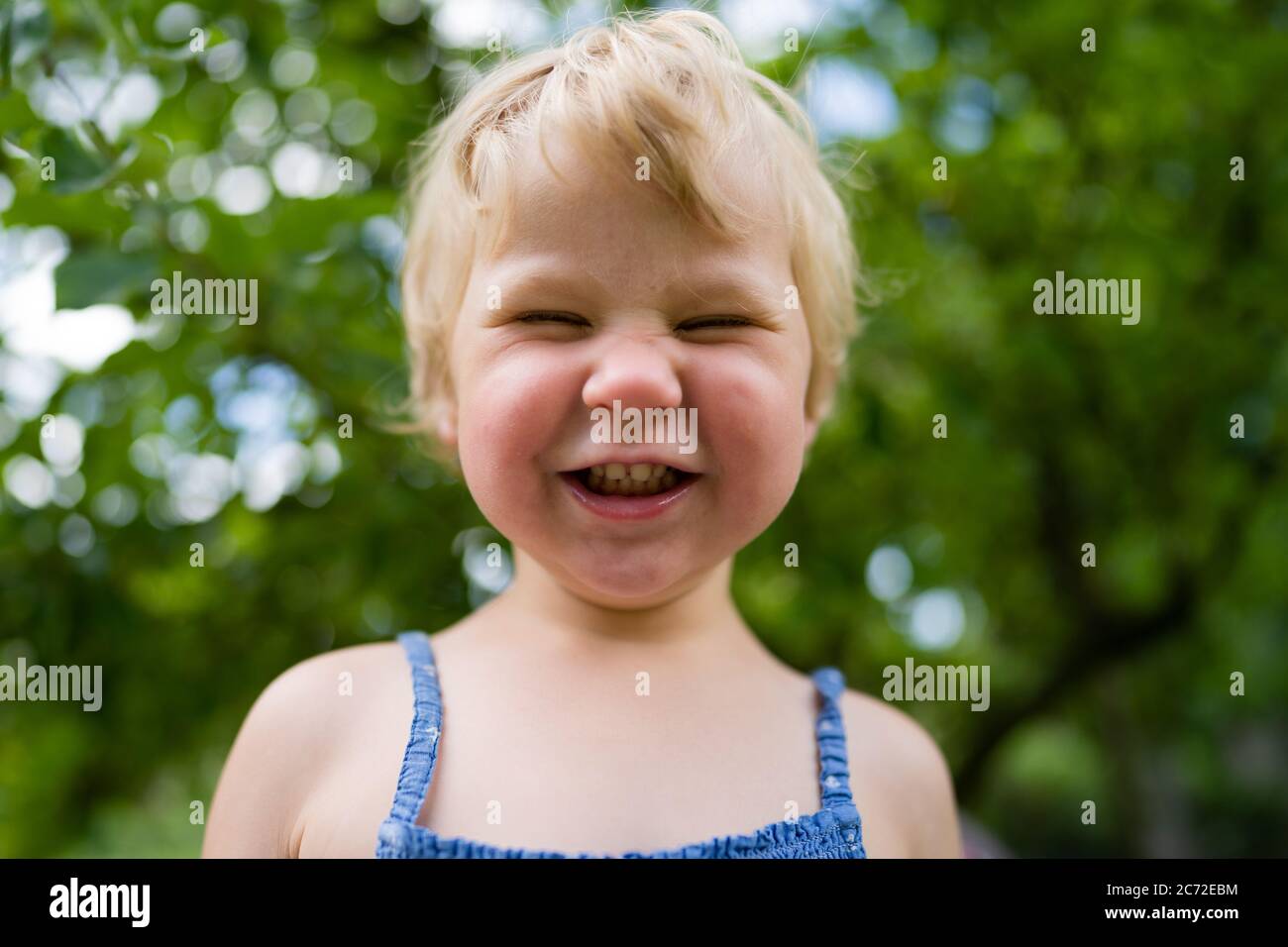 Kleines Mädchen spielt im Garten Stockfoto