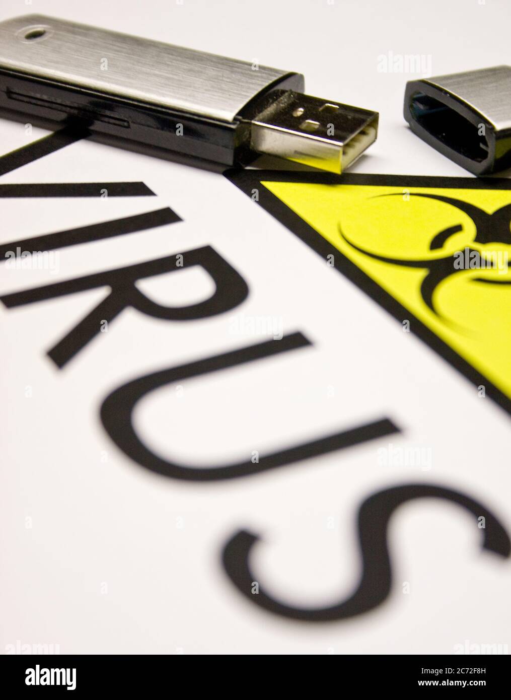 USB-Stick mit Viren-Zeichen und Warntext Stockfoto