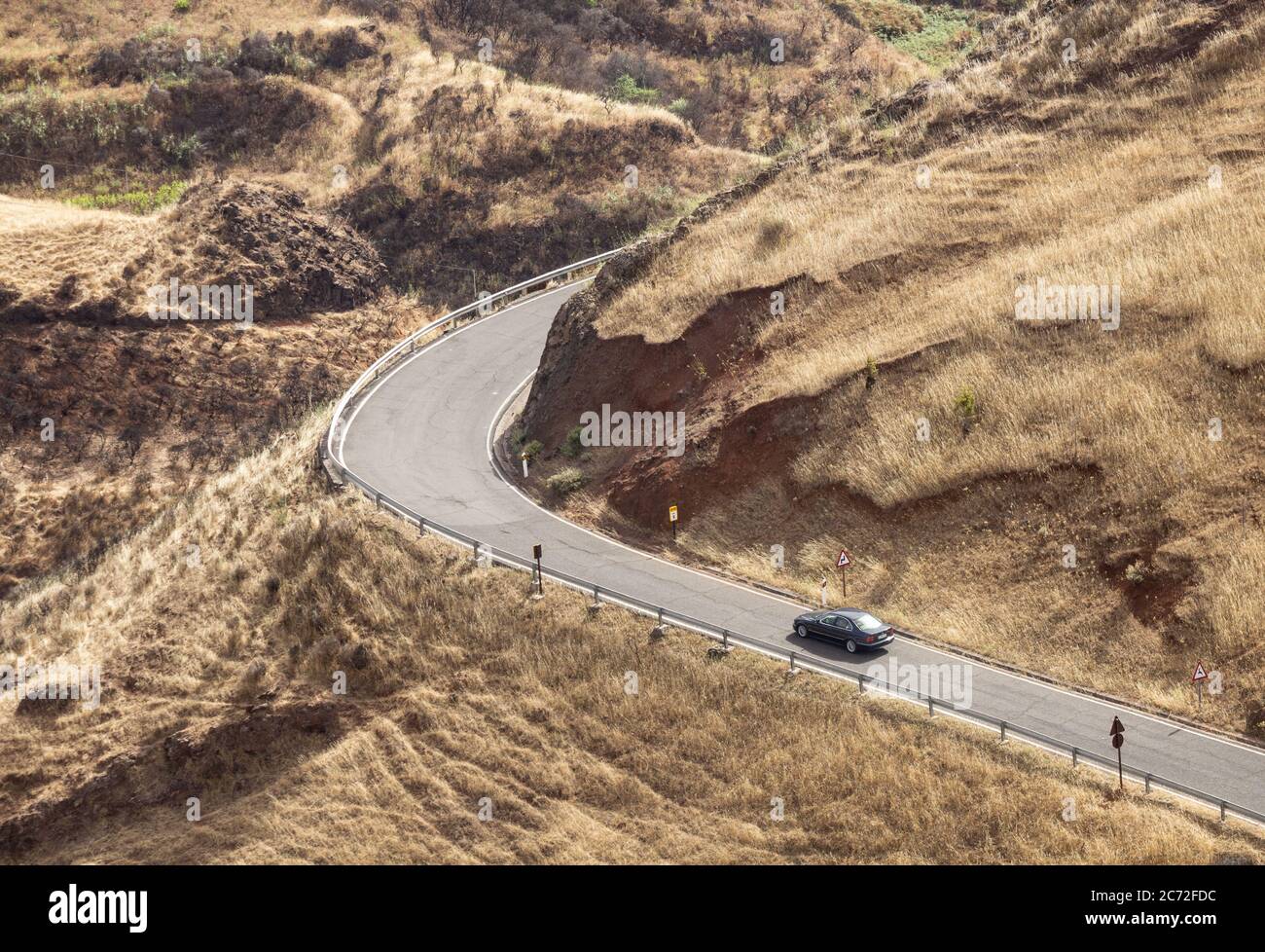 Auto auf einer kurvenreichen Bergstraße auf Gran Canaria, Kanarische Inseln, Spanien Stockfoto