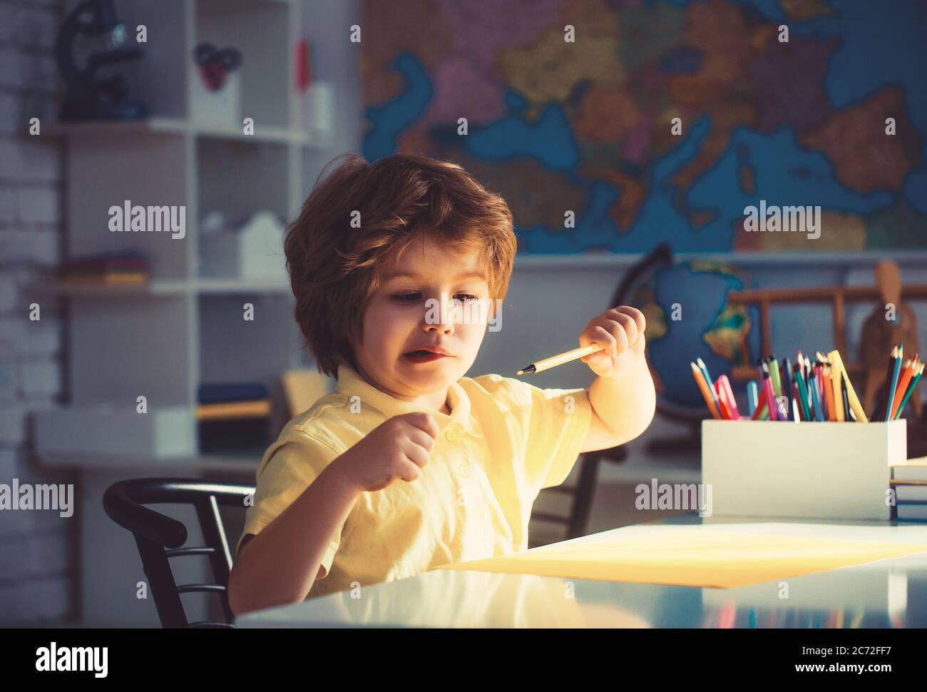 Kleiner Junge Bleistift Bild auf Tisch. Vatertag Konzept. Stockfoto