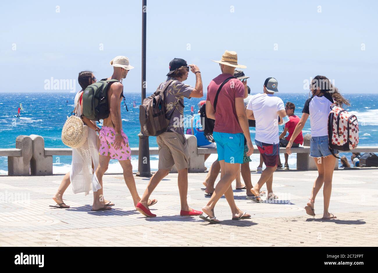 Spanische Teenager, die in Spanien zum Strand gehen Stockfoto