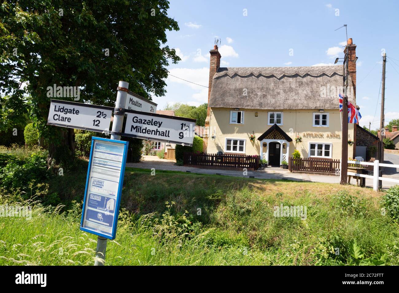 Suffolk Pub; The Affleck Arms, ein englisches Dorf Country Pub im Suffolk Dorf Dalham an einem sonnigen Tag im Sommer; Dalham Suffolk UK Stockfoto