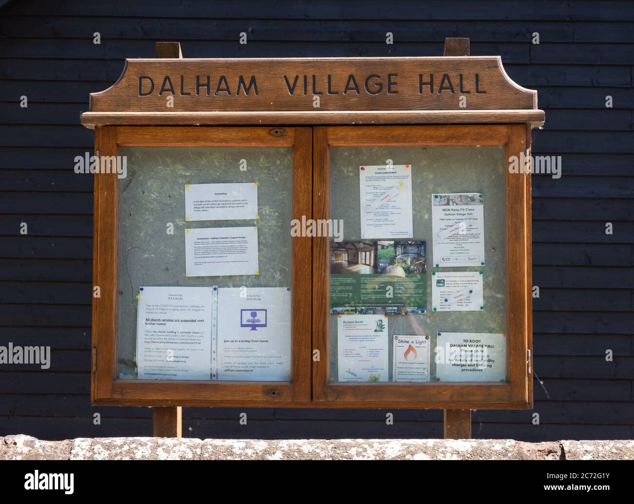 Englische Dorfhalle Zeichen oder Tafel mit Hinweisen, Suffolk England UK Stockfoto