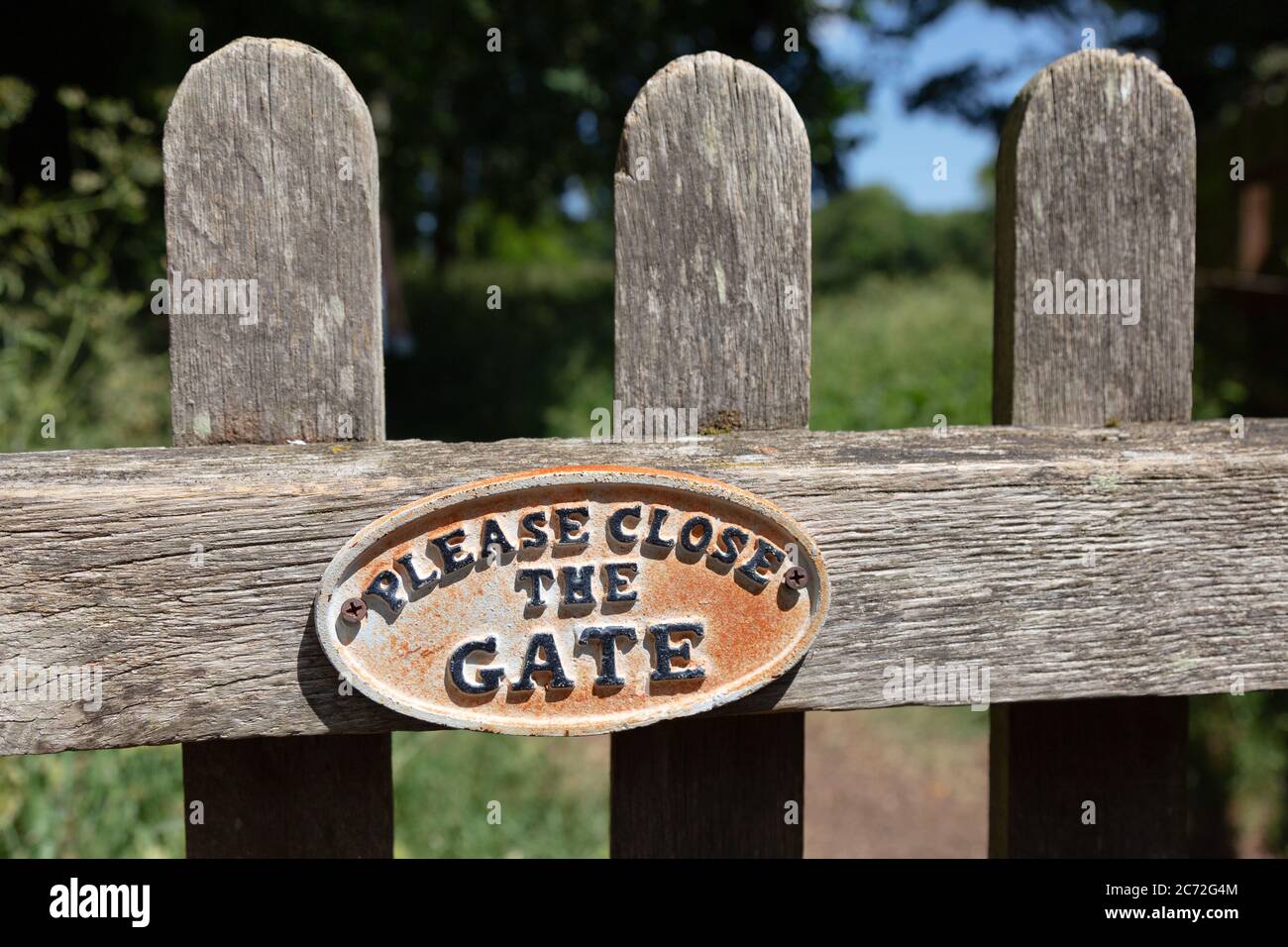 ' Bitte schließen Sie das Tor ' Schild, in der Landschaft, Suffolk UK Stockfoto