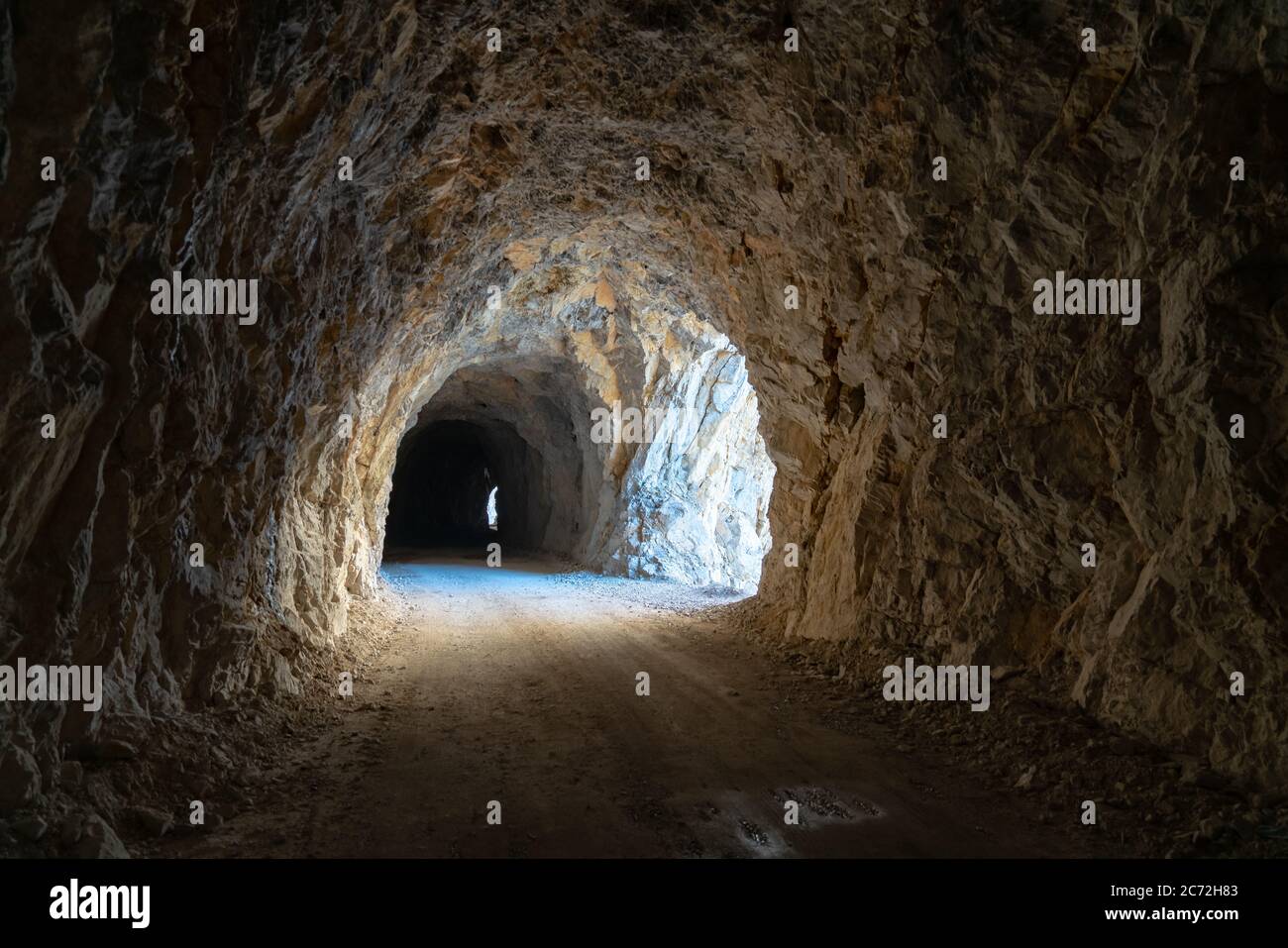 Kemaliye, Türkei - Oktober 2018: Nicht identifizierter Mann, der im Tunnel einer alten Steinstraße im Kemaliye Dark Canyon steht Stockfoto