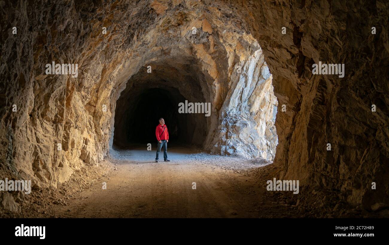 Kemaliye, Türkei - Oktober 2018: Nicht identifizierter Mann, der im Tunnel einer alten Steinstraße im Kemaliye Dark Canyon steht Stockfoto
