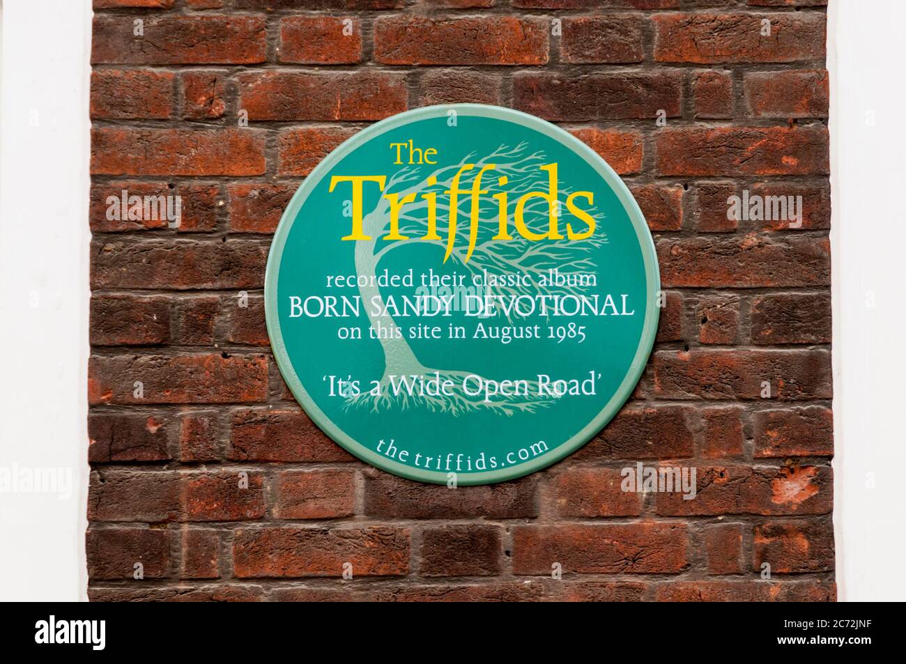 Eine grüne Plakette in Britton Street Reads The Triffids nahmen ihr klassisches Album Born Sandy Devotional im August 1985 auf dieser Seite auf. Stockfoto