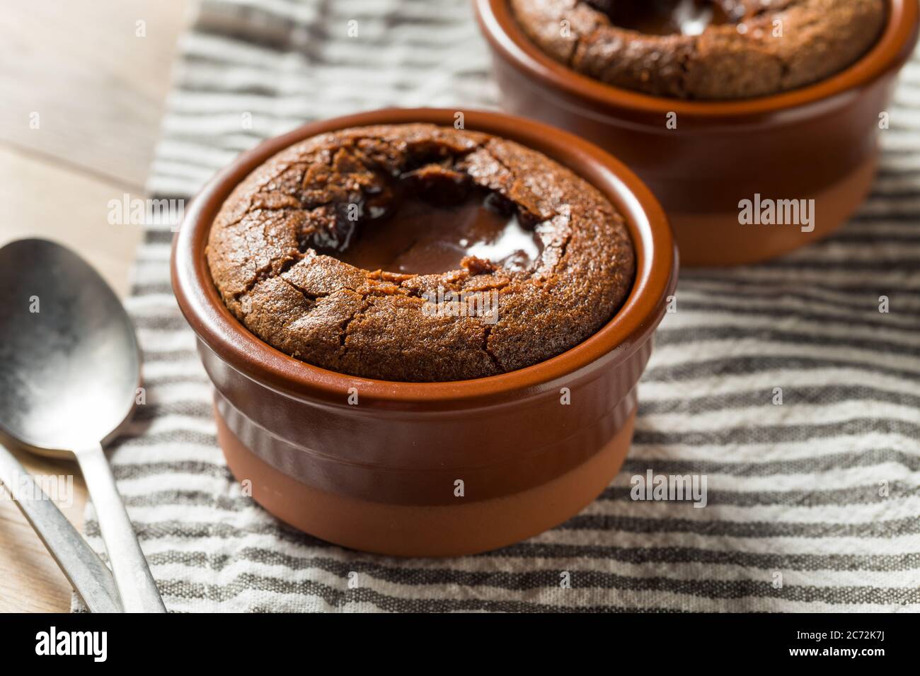 Hausgemachte Chocoalte geschmolzene Lava Kuchen bereit zu essen Stockfoto