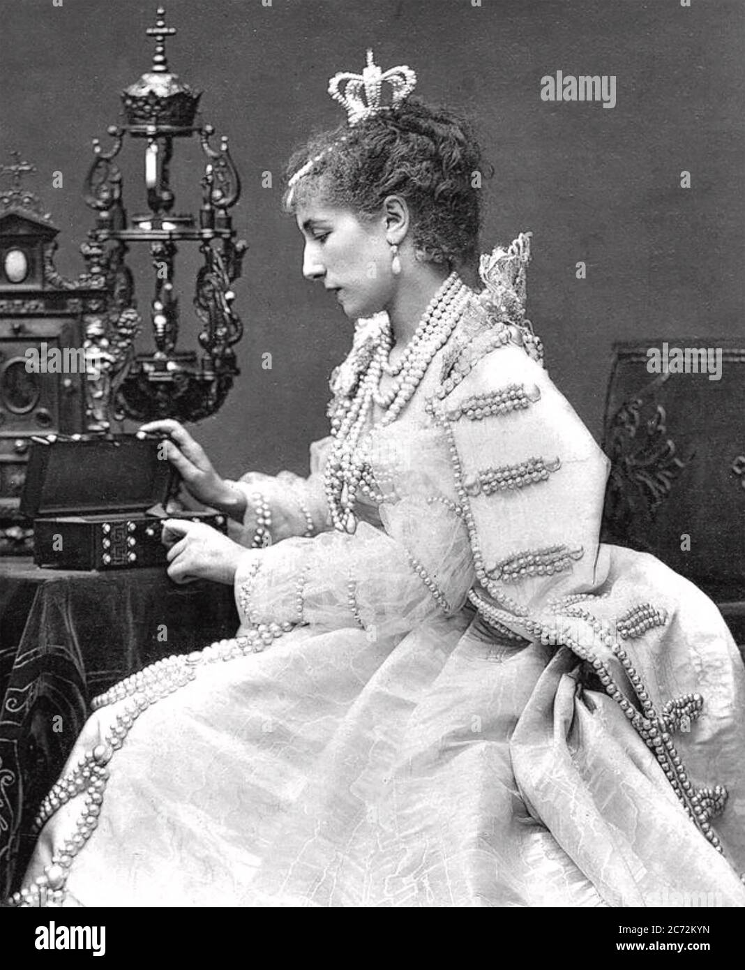 SARAH BERNHARDT (1844-1923) als Königin von Spanien in der Produktion des Stücks Ruy Blas von Victor Hugo 1879 Stockfoto