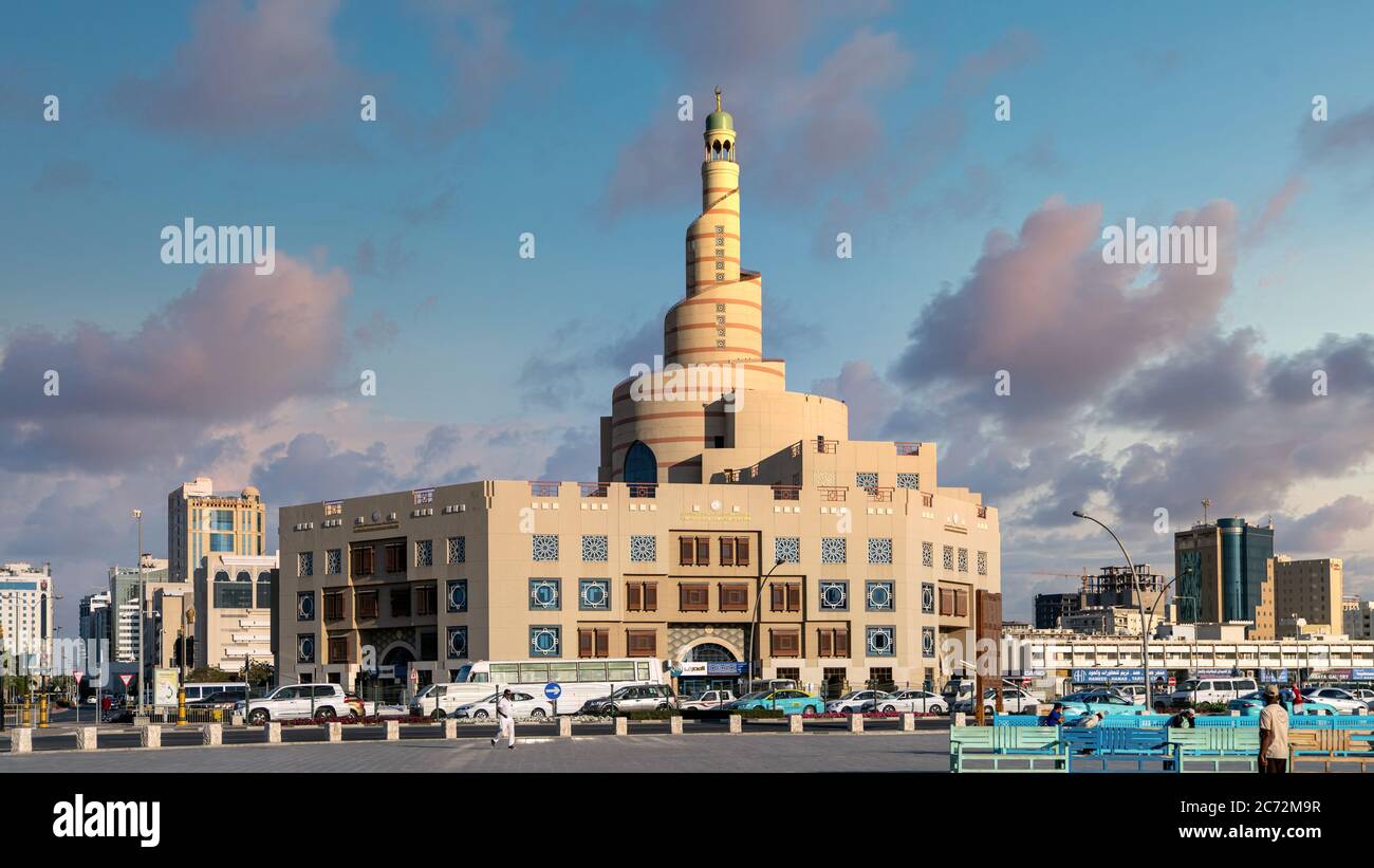 Doha, Katar - Februar 2019: Al Fanar Moschee, auch bekannt als Spiral Moschee unter dramatischen Wolken Stockfoto