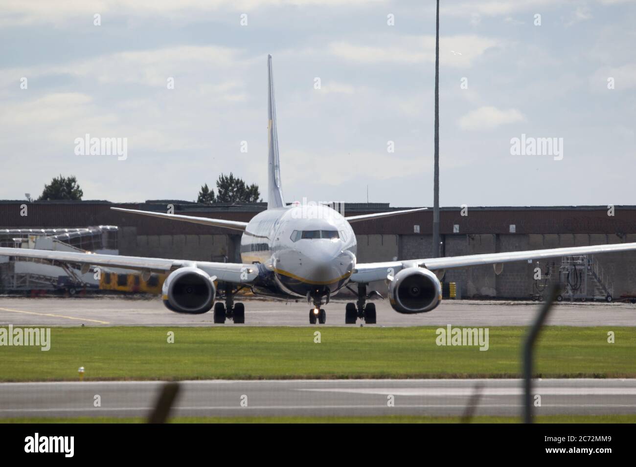 Prestwick, Schottland, Großbritannien. Juli 2020. Bild: Ein Ryanair-Flug (Boeing 737-800) vom Flughafen Prestwick zu einem europäischen Urlaubsziel. Ryanair arbeitet seit dem 1. Juli aufgrund der Krise des Coronavirus (COVID19), die die globale Luftfahrtindustrie getroffen hat, voll im Einsatz. Passagiere müssen auf ihren Flügen bis auf weiteres Gesichtsmasken tragen, um die Ausbreitung des Coronavirus zu verhindern. Quelle: Colin Fisher/Alamy Live News Stockfoto