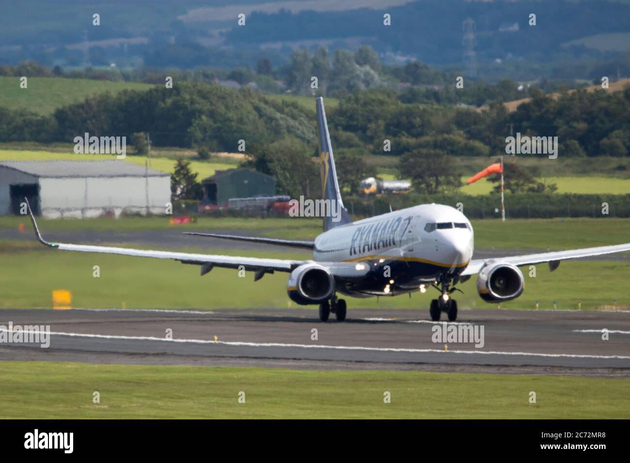 Prestwick, Schottland, Großbritannien. Juli 2020. Bild: Ein Ryanair-Flug (Boeing 737-800) vom Flughafen Prestwick zu einem europäischen Urlaubsziel. Ryanair arbeitet seit dem 1. Juli aufgrund der Krise des Coronavirus (COVID19), die die globale Luftfahrtindustrie getroffen hat, voll im Einsatz. Passagiere müssen auf ihren Flügen bis auf weiteres Gesichtsmasken tragen, um die Ausbreitung des Coronavirus zu verhindern. Quelle: Colin Fisher/Alamy Live News Stockfoto