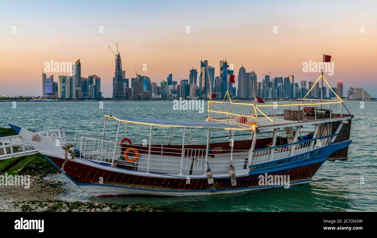 Doha, Katar - Februar 2019: Doha Katar Skyline mit traditionellen katarischen Dhow Boote im Hafen Stockfoto