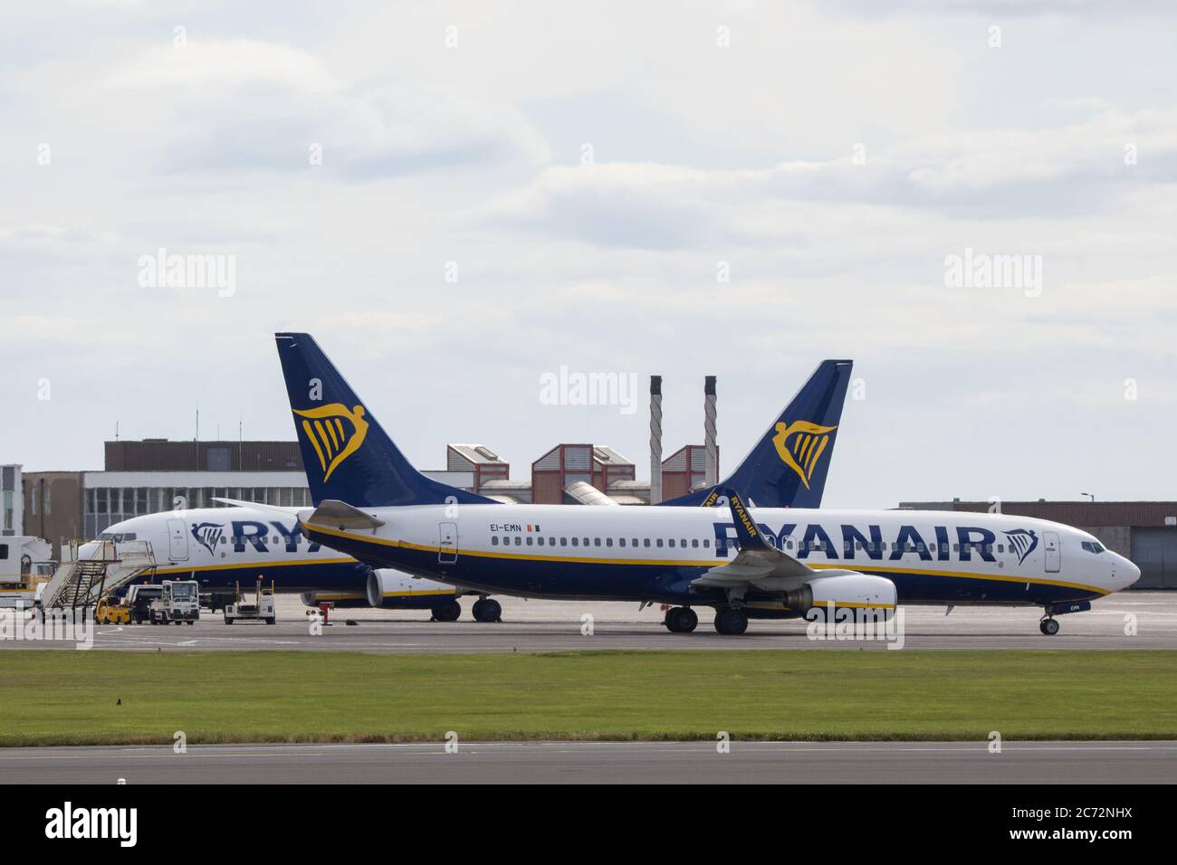 Prestwick, Schottland, Großbritannien. Juli 2020. Bild: Ein Ryanair-Flug (Boeing 737-800) vom Flughafen Prestwick zu einem europäischen Urlaubsziel. Ryanair arbeitet seit dem 1. Juli aufgrund der Krise des Coronavirus (COVID19), die die globale Luftfahrtindustrie getroffen hat, voll im Einsatz. Passagiere müssen auf ihren Flügen bis auf weiteres Gesichtsmasken tragen, um die Ausbreitung des Coronavirus zu verhindern. Quelle: Colin Fisher/Alamy Live News Stockfoto