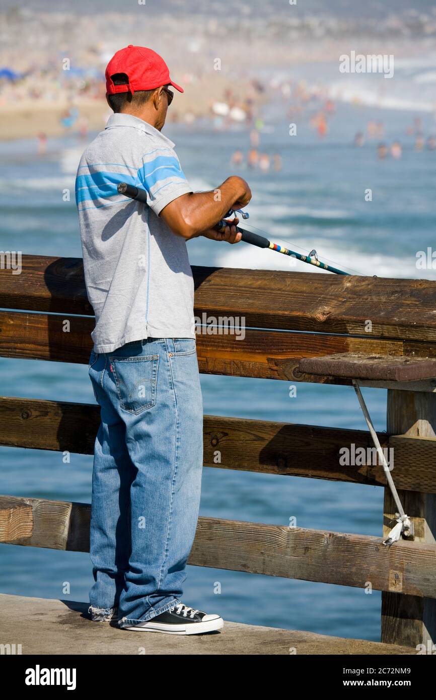 Angeln auf Newport Pier, Orange County, Kalifornien, USA Stockfoto