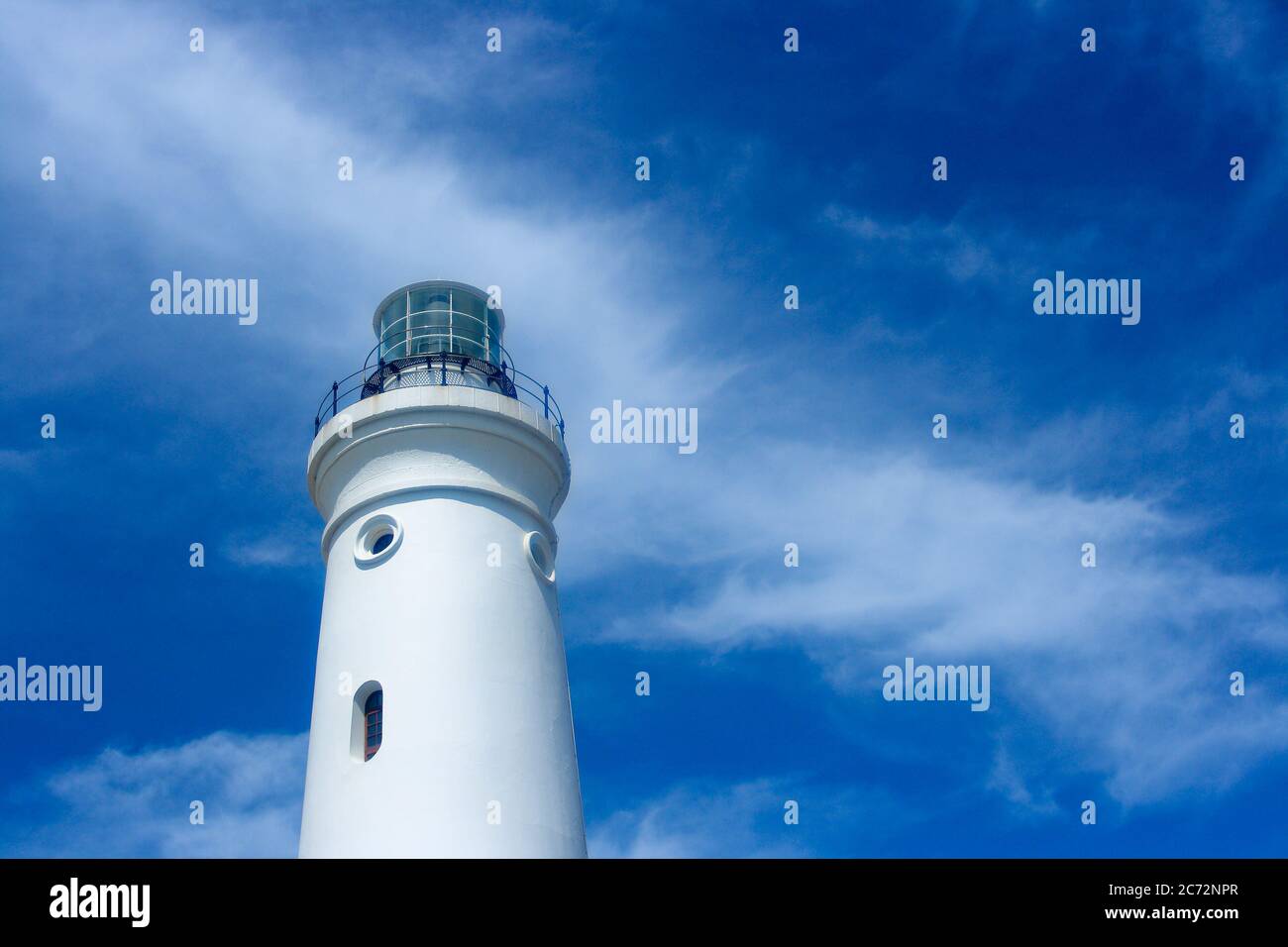 Weißer Leuchtturm-Turm Mit Wolkendem Blauen Himmel Stockfoto