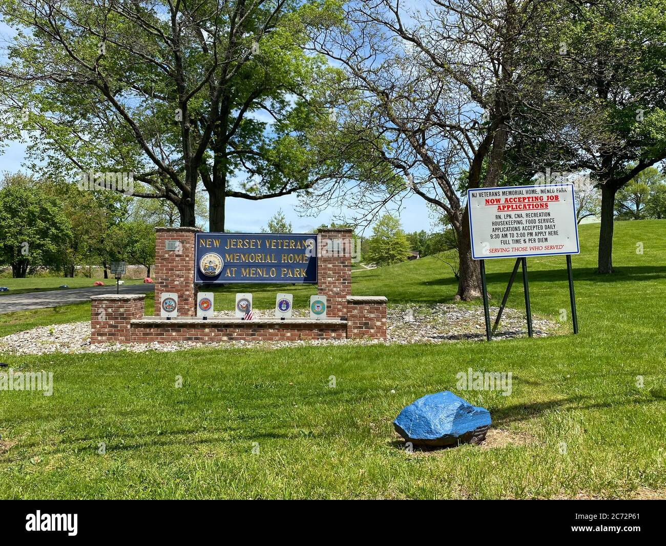 EDISON, NEW JERSEY - 16. Mai 2020: Blick auf den Eingang des New Jersey Veterans Memorial Home im Menlo Park, während der Coronavirus Shutdown. Stockfoto