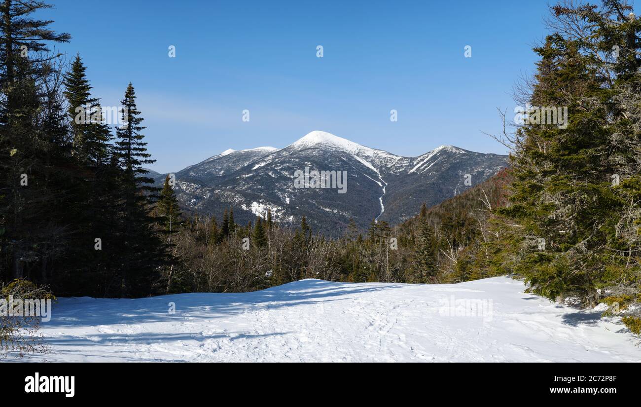 Indian Falls mit Blick auf Algonquin Peak, Van Hoevenberg Trail, Mount Marcy, Adirondack Mountains, High Peaks, Winter, New York Stockfoto