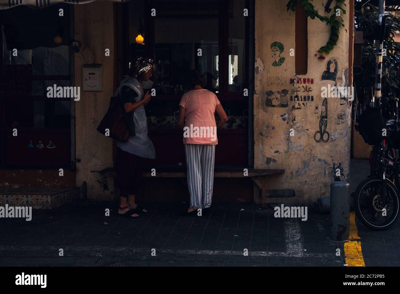 Frau kaufen, Stadt Tel Aviv Israel. Stockfoto