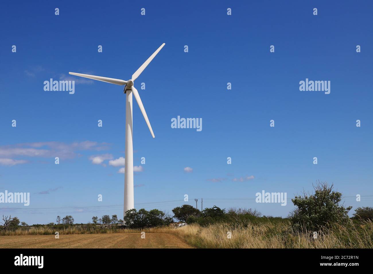 Windkraftanlage vor blauem Himmel. Stockfoto