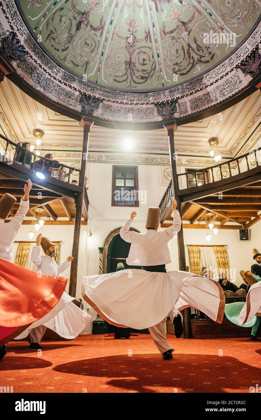 Semazen-Zeremonie. Sufi wirbelnde Derwische tanzen in der Türkei Stockfoto
