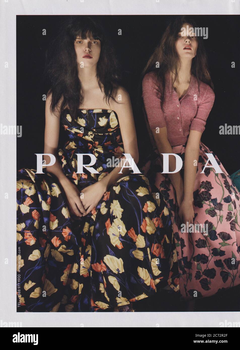Plakat Werbung PRADA Modehaus in Papier Magazin von 2007 Jahr, Anzeige, kreative PRADA Anzeige von 2000er Jahren Stockfoto