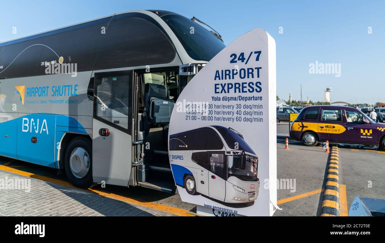 Baku, Aserbaidschan - Juli 2019: Shuttle-Busse vor dem Flughafen Heydar Aliyev geparkt Stockfoto