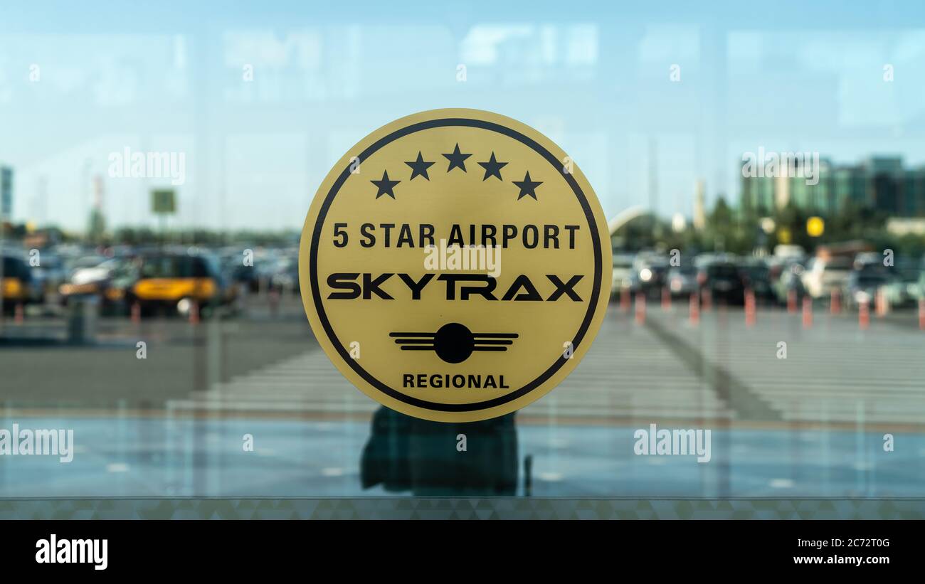 Baku, Aserbaidschan - Juli 2019: Der Flughafen Baku Heydar Aliyev ist ein 5-Sterne-Flughafen, der von Skytrax, Aserbaidschan, ausgezeichnet wurde Stockfoto