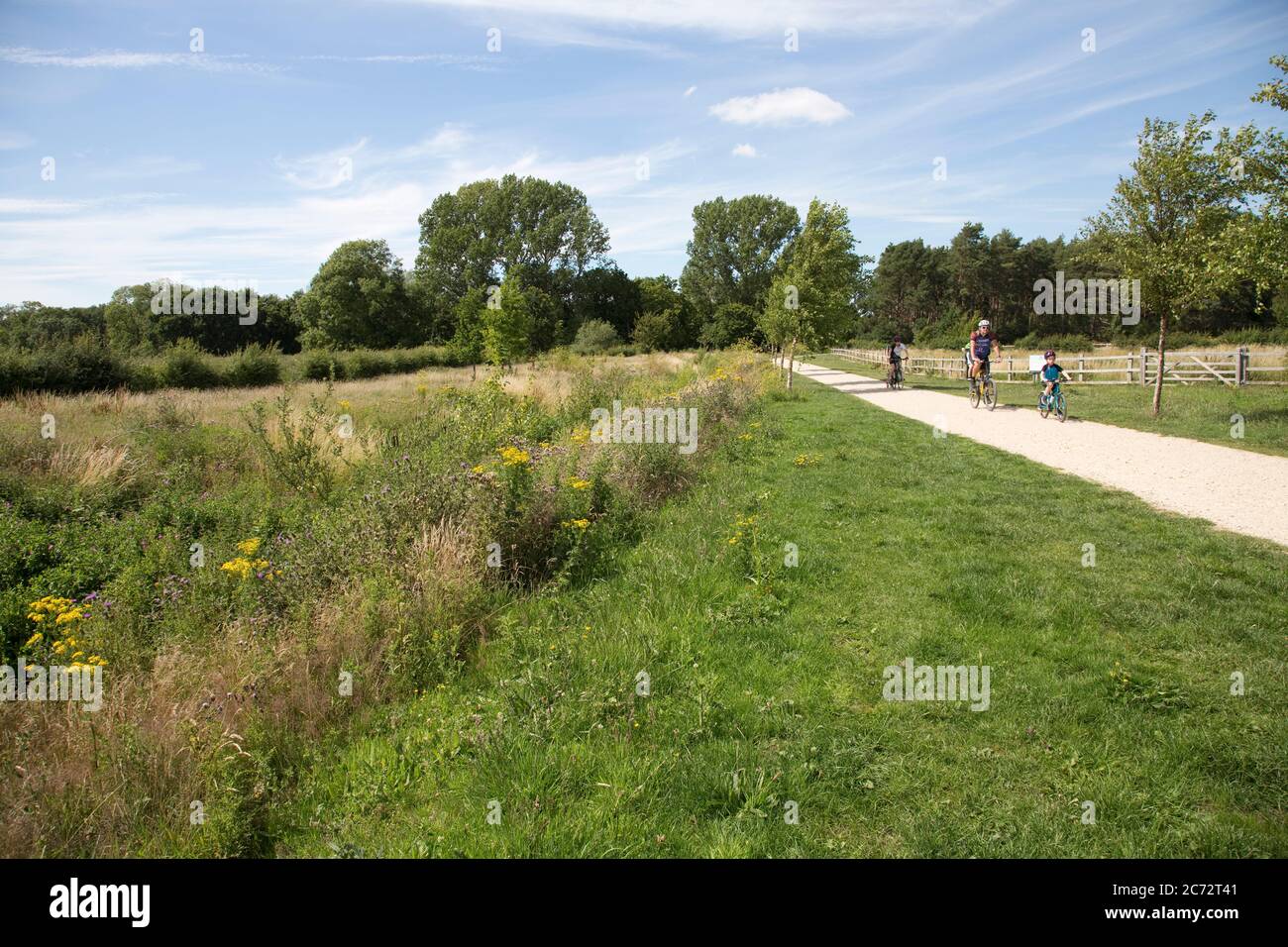 Familie Radfahren auf neuen Radwegen in Long Marston Garden Village, vorgeschlagene Entwicklung der Gemeinschaft von 4000 attraktiven gut gestalteten hochwertigen Haus Stockfoto