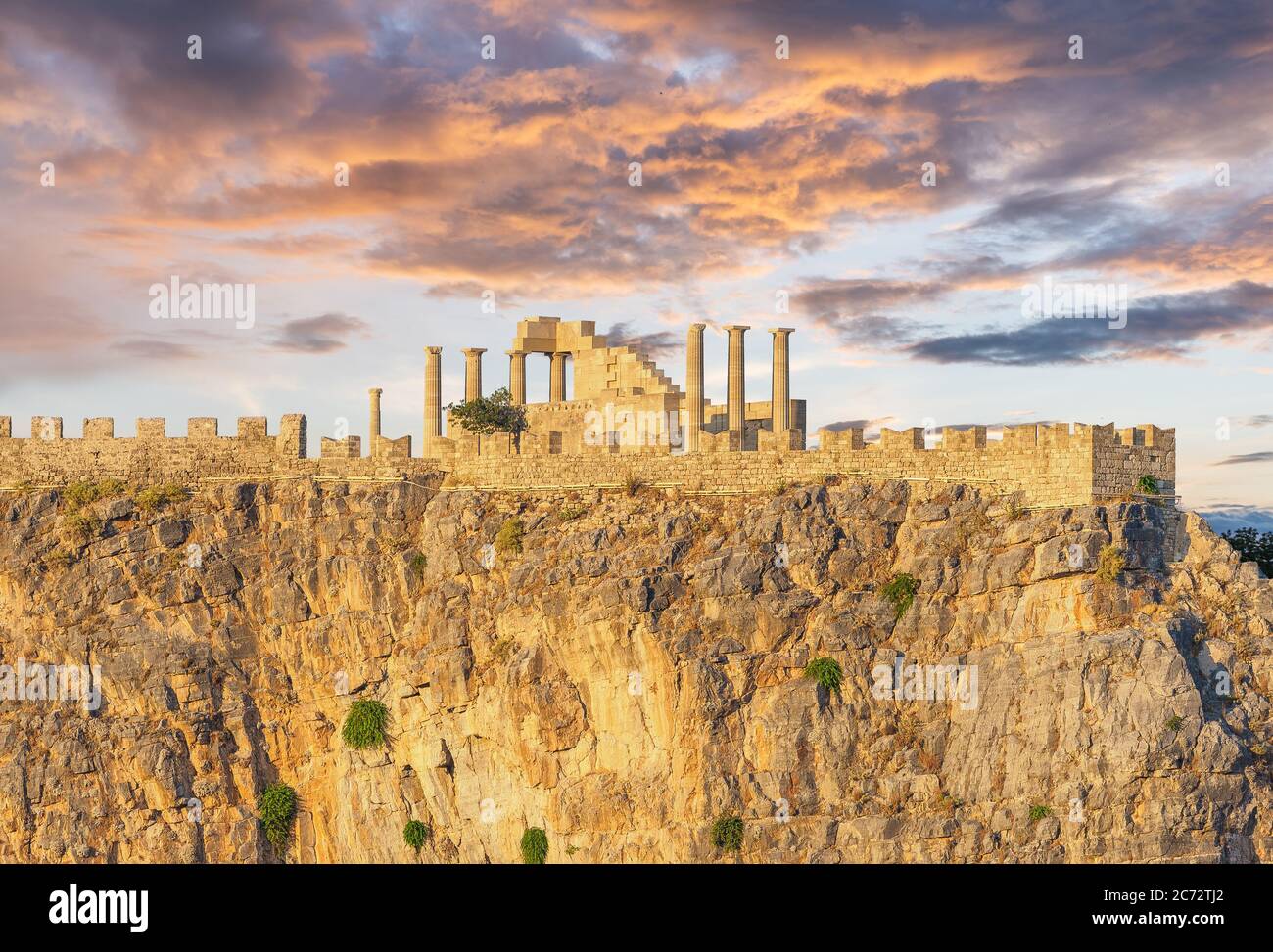 Ruinen des antiken Akropolis-Tempels bei Sonnenuntergang in Lindos, Rhodos Stockfoto