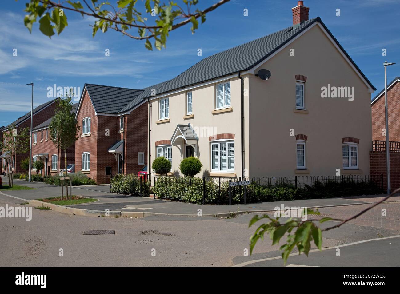 Attraktive neue nachhaltige Häuser auf dem britischen Regierungsvorzeigegelände in Long Marston Garden Village, das auf einem Brownfield-Gelände mit Grünflächen, cyc, entwickelt wurde Stockfoto