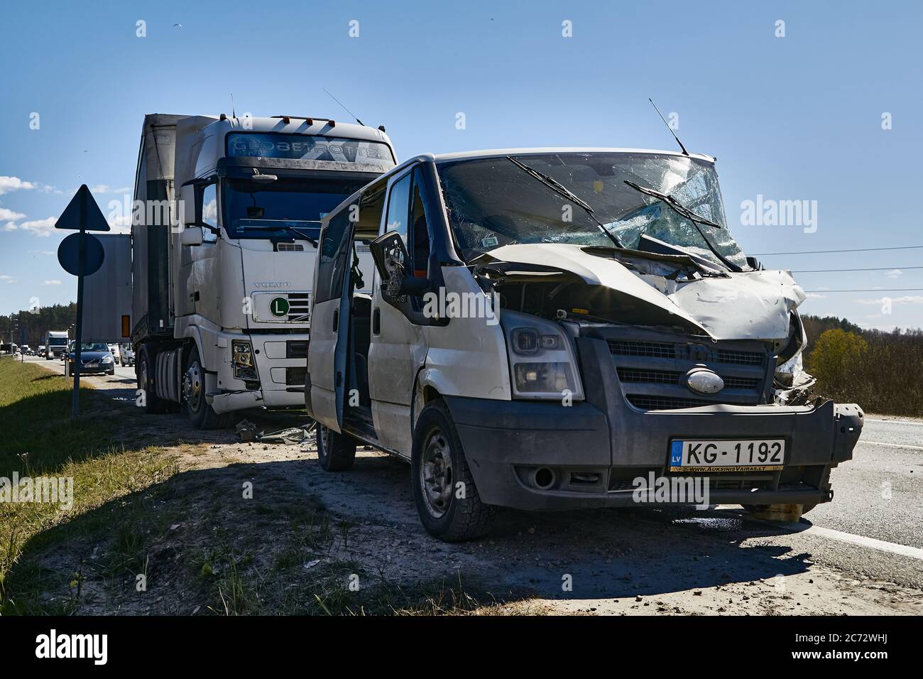 22. April 2020, Upesciems Lettland: Autounfall auf der Straße, Lieferwagen nach einer Kollision mit einem LKW, Transport Hintergrund Stockfoto