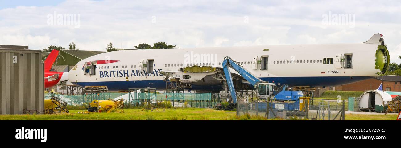 St Athan, Vale of Glamorgan, Wales - Juli 2020: Die erste Boeing 777 von British Airways wird an der e-Cube Solutions-Basis verschrottet Stockfoto
