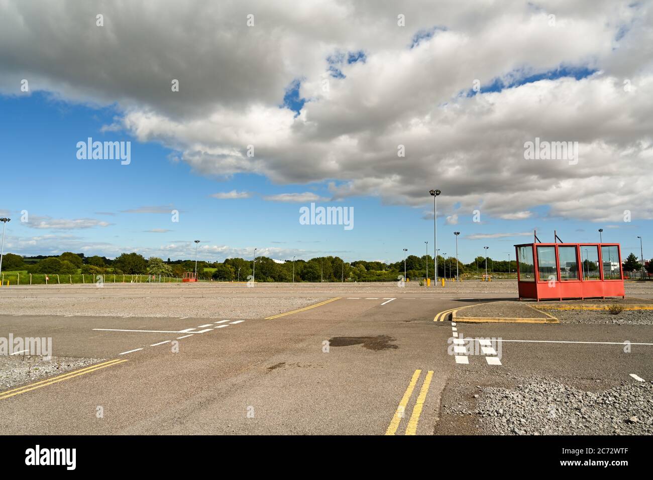 Cardiff, Wales - Juli 2020: Menschenleerer Langzeitparkplatz am Flughafen Cardiff Wales. Wenn nicht für Coronavirus, der Parkplatz wäre voll für den Sommer Stockfoto