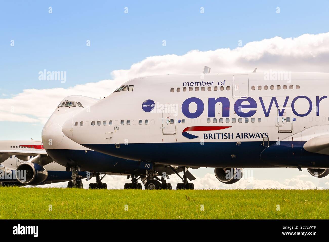 Cardiff, Wales - Juli 2020: British Airways Boeing 747 Jets im Lager am Flughafen Cardiff Wales. Die Jets wurden aufgrund des Coronavirus in den Ruhestand gesetzt Stockfoto