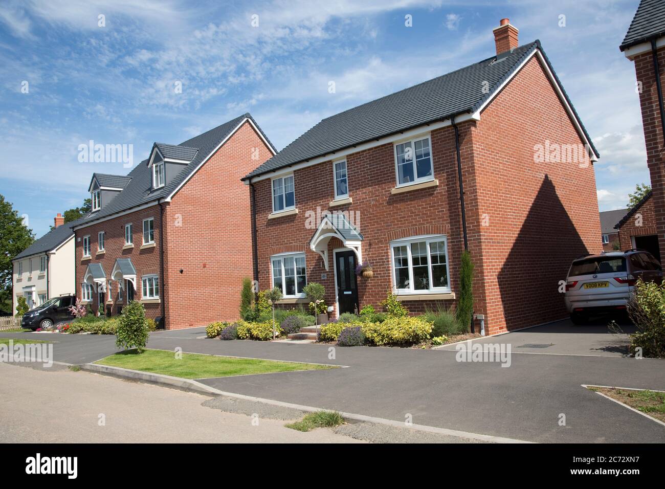 Attraktive neue nachhaltige Häuser auf dem britischen Regierungsvorzeigegelände in Long Marston Garden Village, das auf einem Brownfield-Gelände mit Grünflächen, cyc, entwickelt wurde Stockfoto