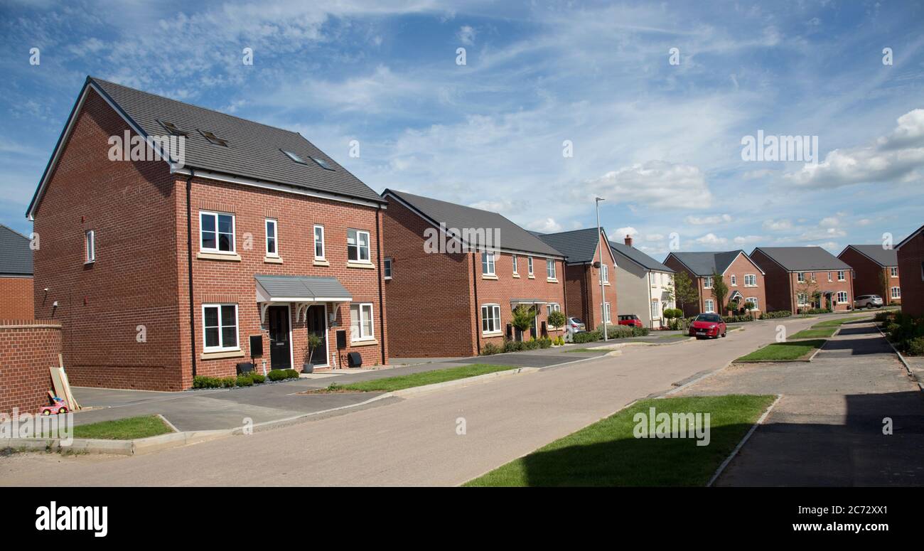 Attraktive neue nachhaltige Häuser auf dem britischen Regierungsvorzeigegelände in Long Marston Garden Village, das auf einem Brownfield-Gelände mit Grünflächen, cyc, entwickelt wurde Stockfoto