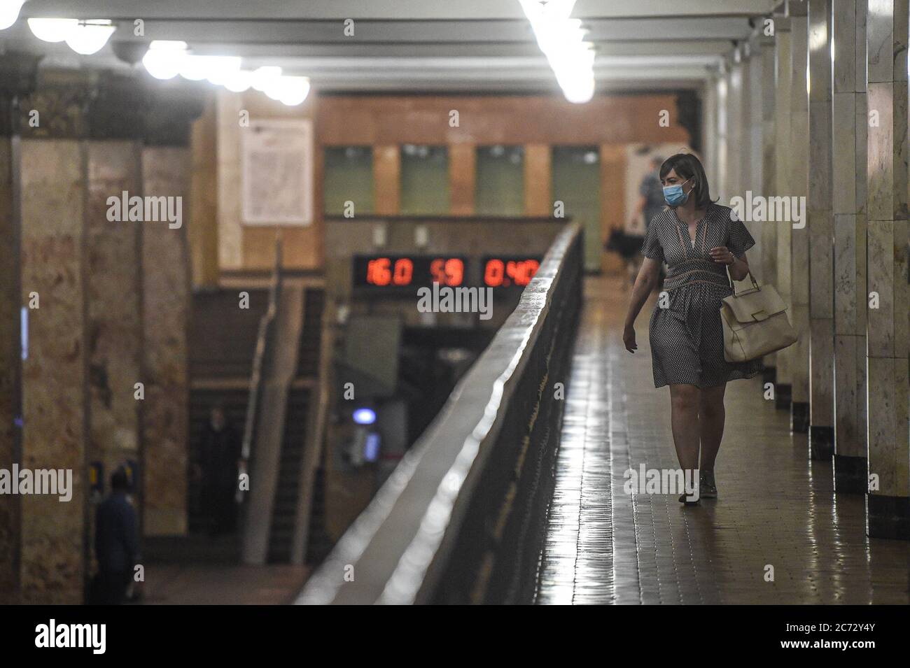 Moskau, Russland. Juli 2020. Eine Frau mit Gesichtsmaske geht am 13. Juli 2020 in einer U-Bahnstation in Moskau, Russland, spazieren. Russland hat 6,537 neue COVID-19 Fälle in den letzten 24 Stunden registriert, womit seine Gesamtzahl auf 733,699, sagte das COVID-19 Response Center des Landes in einer Erklärung am Montag. Quelle: Evgeny Sinitsyn/Xinhua/Alamy Live News Stockfoto