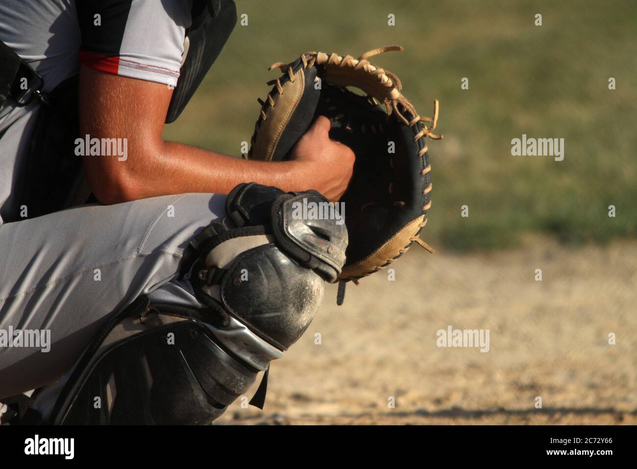 Ein Baseballfänger bereitet sich darauf vor, einen Platz zu erhalten Stockfoto