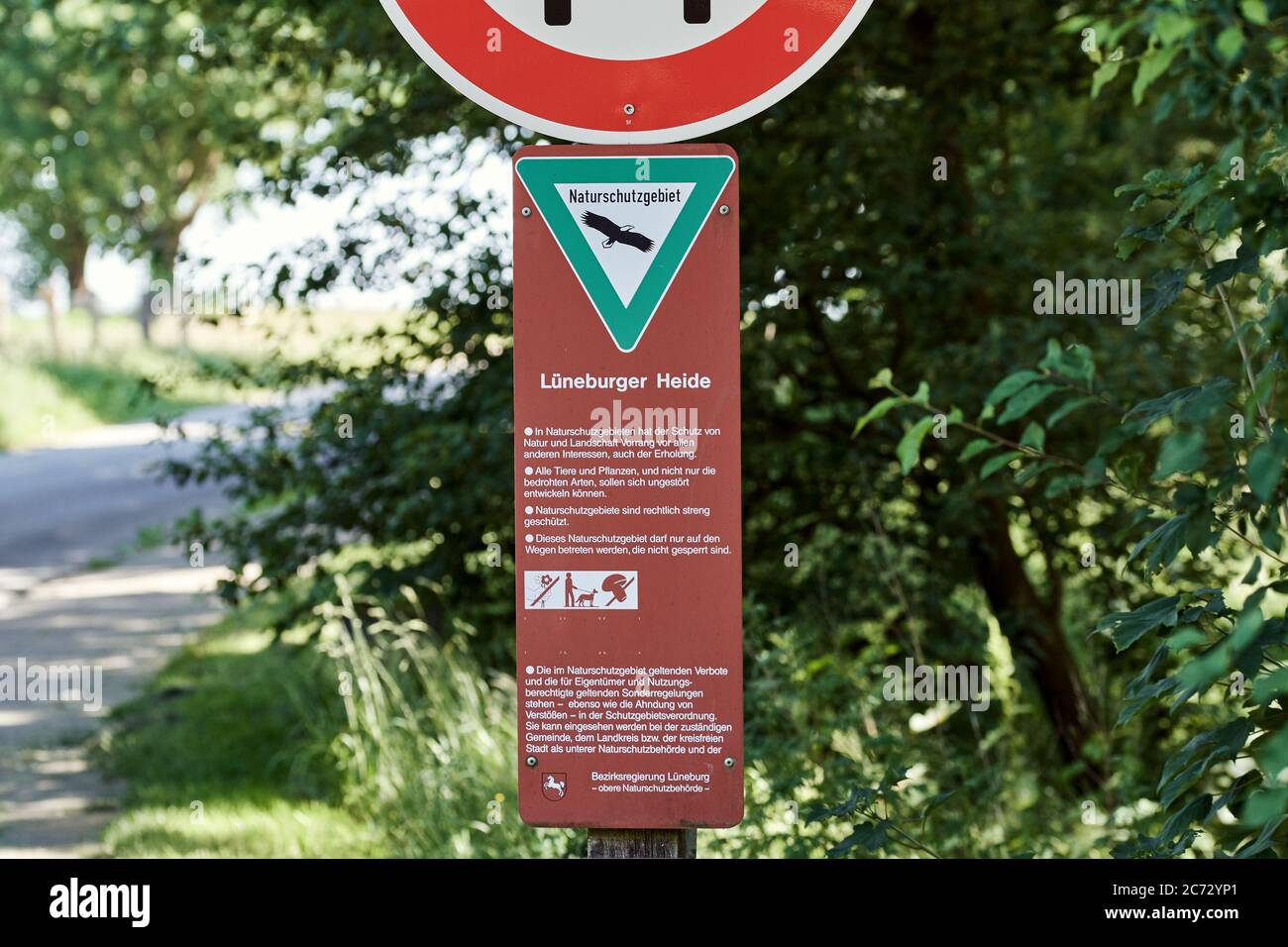 Schild mit Verhaltensregeln im Naturschutzgebiet Lüneburger Heide, Deutschland Stockfoto