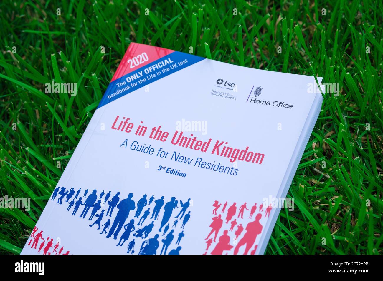 Stone / UK - Juli 13 2020: 'Life in the United Kingdom' Buch veröffentlicht von Home Office im Jahr 2020 auf dem Rasen platziert. Der offizielle Guide für New Residents Stockfoto