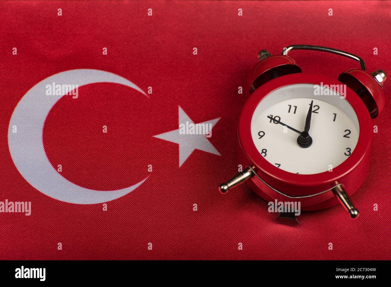 Flagge der Republik Türkei und Vintage-Wecker aus nächster Nähe. Zeit,  Türkisch zu lernen Stockfotografie - Alamy