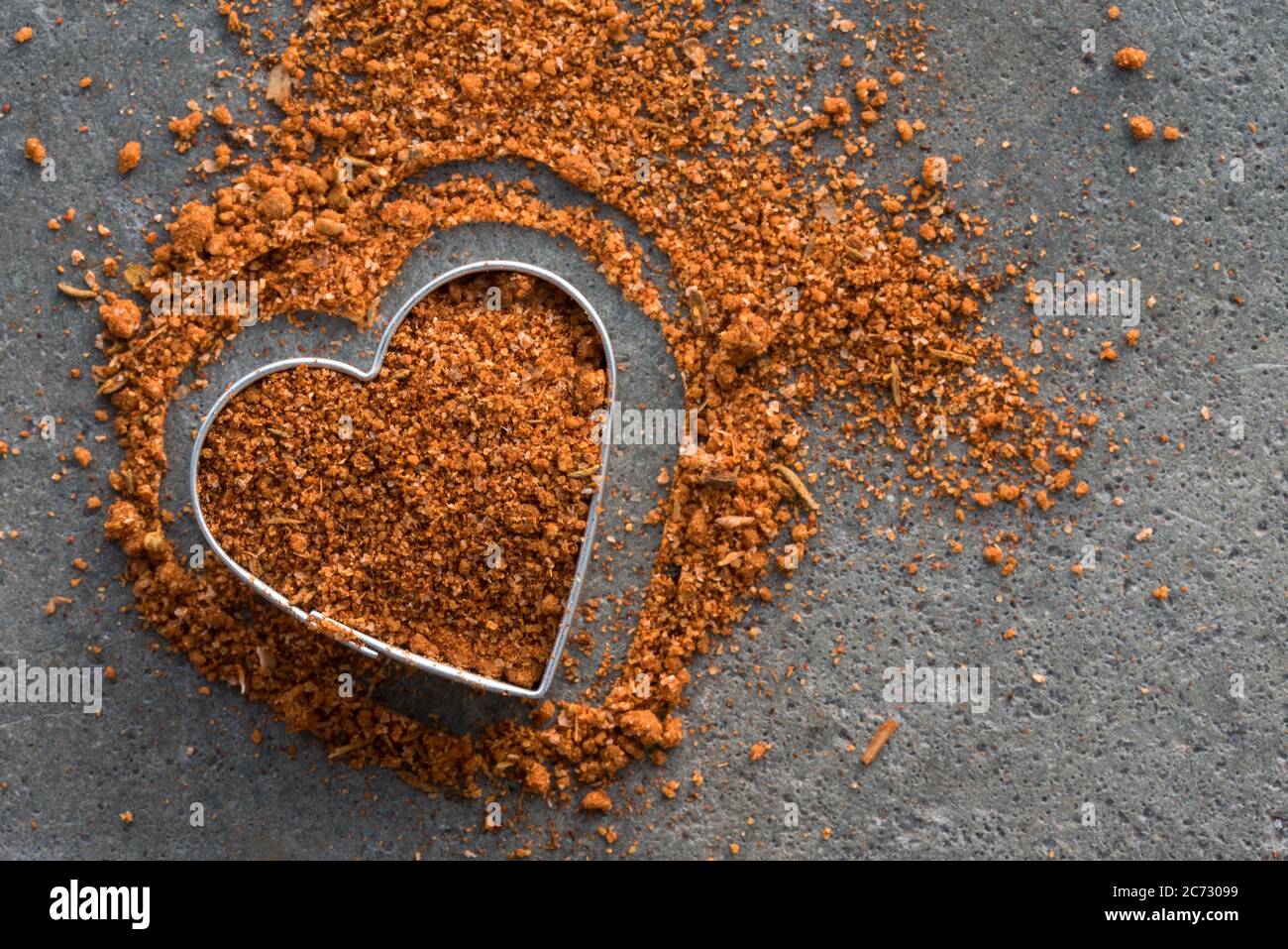 BBQ Rub Würze in einer Herzform Stockfoto