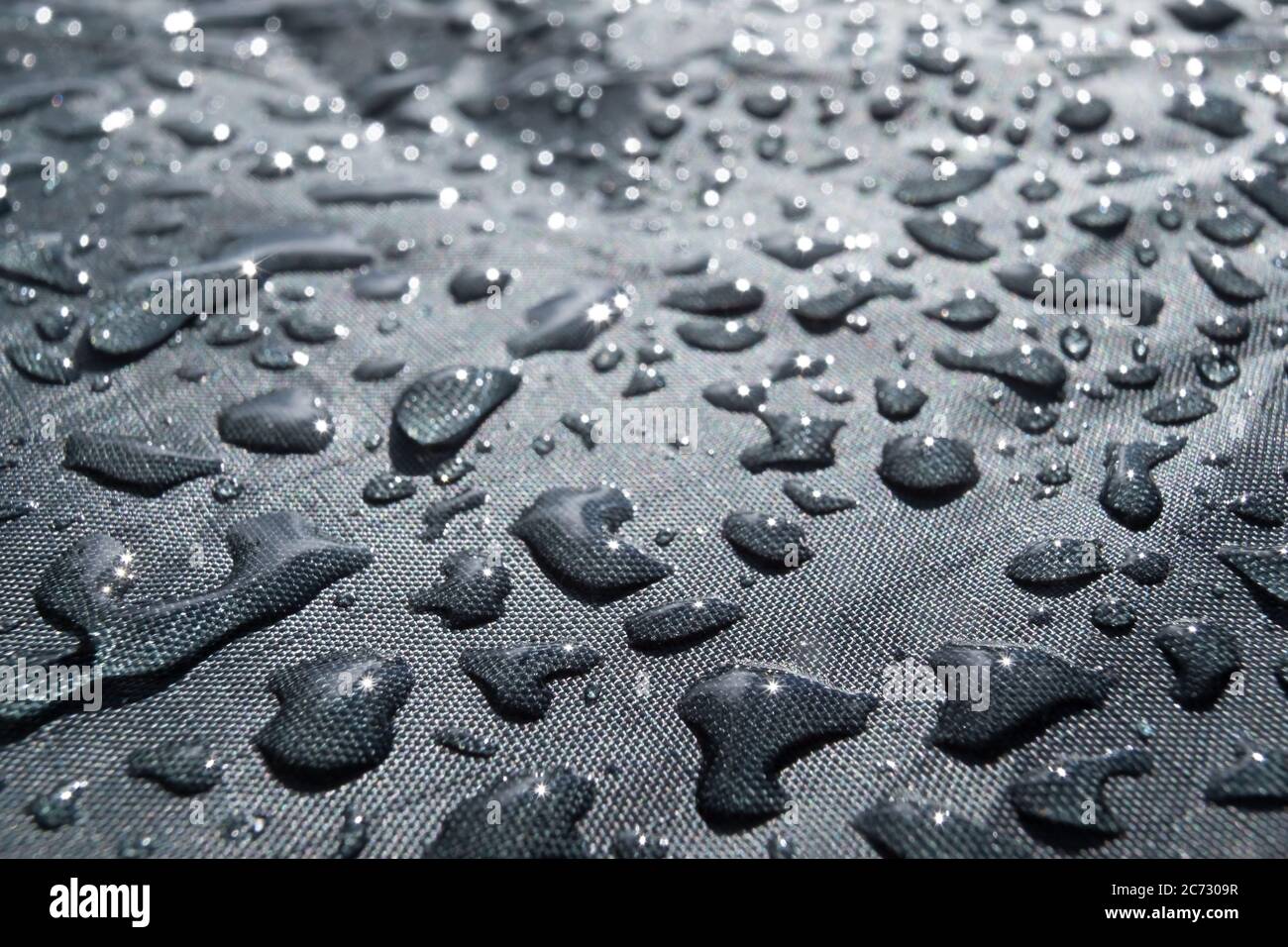 Regen Wassertropfen auf wasserdichtem Stoff für Kleidung Stockfoto
