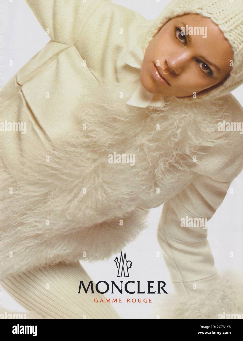 Plakatwerbung Moncler mit Freja Beha Erichsen in Papierzeitschrift von 2010, Werbung, kreative Moncler-Werbung von 2010er Stockfoto