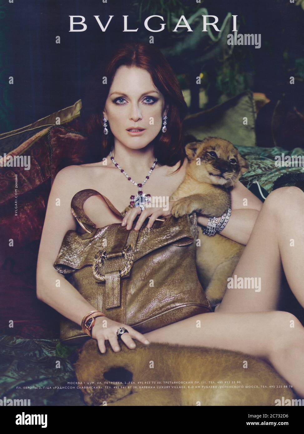 Plakat werbung BVLGARI Fashion House mit Julianne Moore in Papier Magazin von 2010 Jahr, Werbung, kreative BVLGARI Anzeige von 2010 s Stockfoto