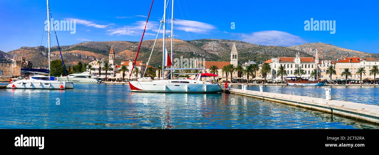 Trogir Stadt in Kroatien, beliebtes Touristenziel in Dalmatien. Blick auf das alte Zentrum und die Marine mit Segelbooten Stockfoto