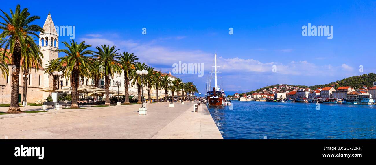 Reisen und Sehenswürdigkeiten von Kroatien - historische Stadt Trogir in Dalmatien, beliebte Touristenattraktion und Kreuzfahrtziel Stockfoto